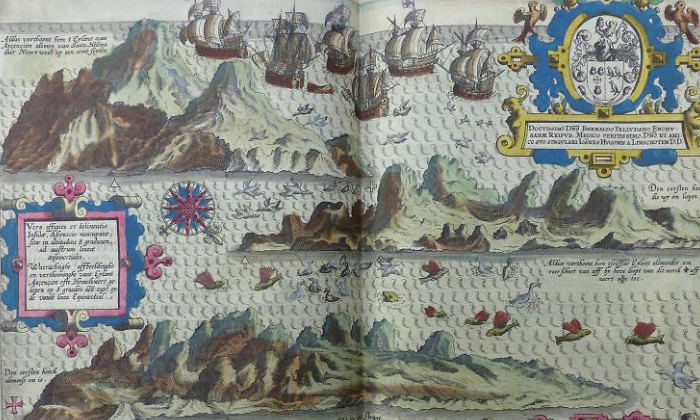 Libro antiguo con un mapa de Canarias