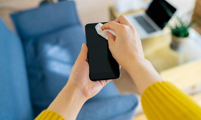 Limpia-la-pantalla-de-un-movil-iStock.jpg