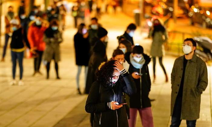 coronavirus-madrid-gente-noche-reuters.jpg