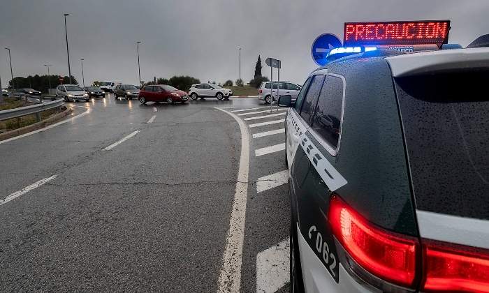 EuropaPress_4043196_vehiculo_guardia_civil_agiliza_trafico_carretera_a_1_29_octubre_2021_madrid