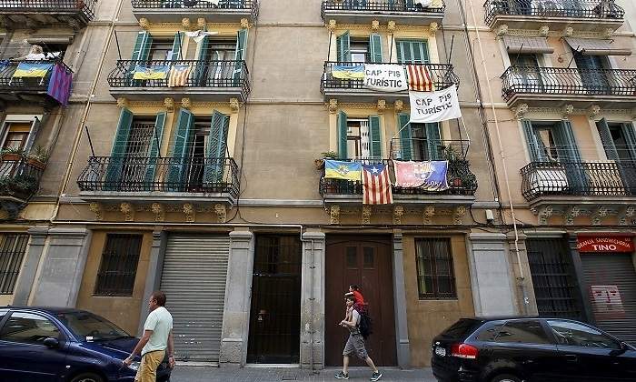 fachada-barcelona-anti-pisos-turisticos-reuters.jpg
