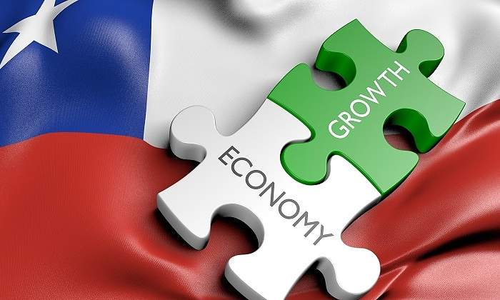 Bandera de Chile con dos piezas de puzle economa y crecimiento
