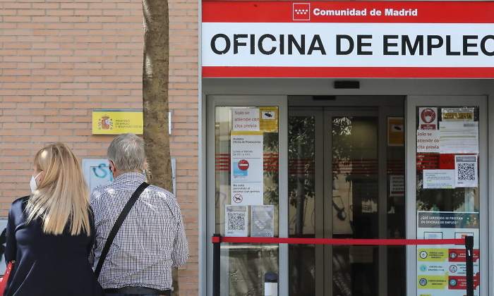 oficina-empleo-madrid-personas-sentadas-ep.jpg