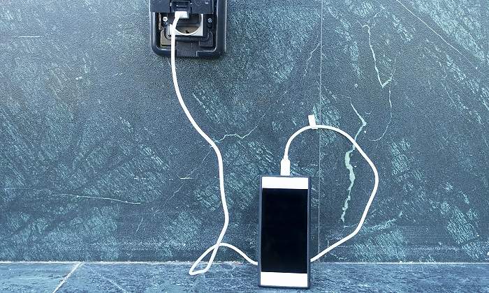 Telefono-movil-cargando-en-el-suelo-iStock.jpg