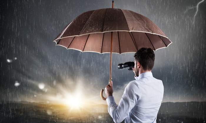empresario-tormenta-sol-paraguas-dreams.jpg