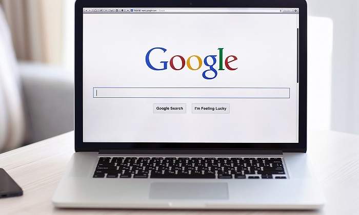 Un-ordenador-portatil-con-Google-abierto-iStock.jpg
