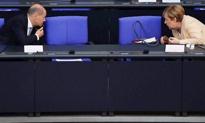 scholz-merkel-efe-bundestag.jpg
