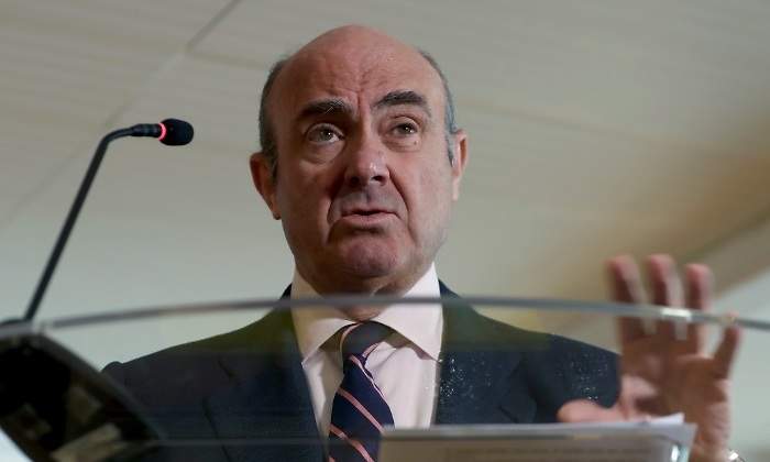 guindos-luis-microfono-comparecencia-efe.jpg