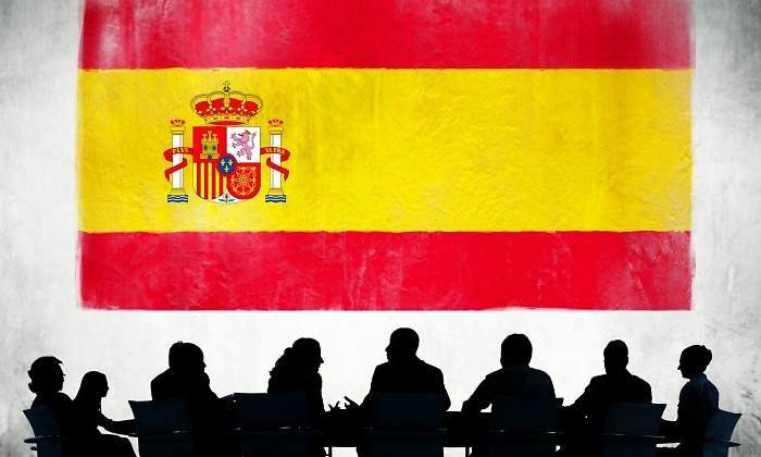 bandera-espana-gente-sentada.jpg