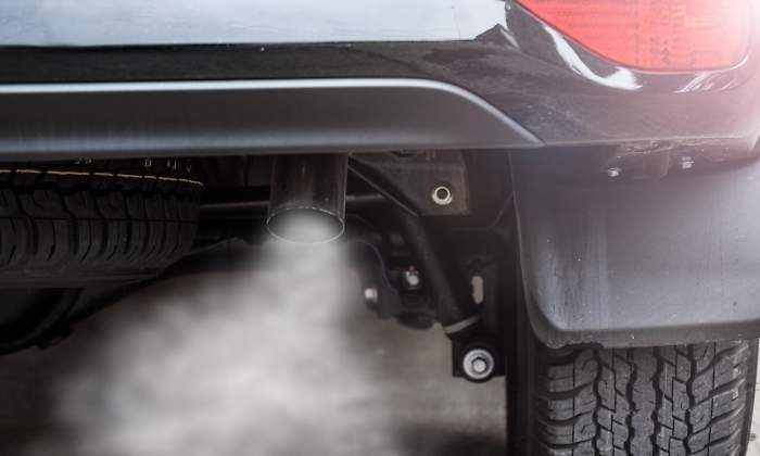 coche-tuboescape-humo-dreamstime.jpg