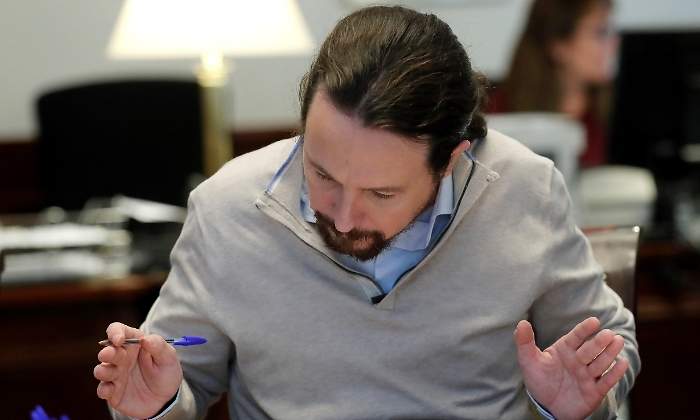 iglesias-boligrafo-congreso-nov19-efe.jpg