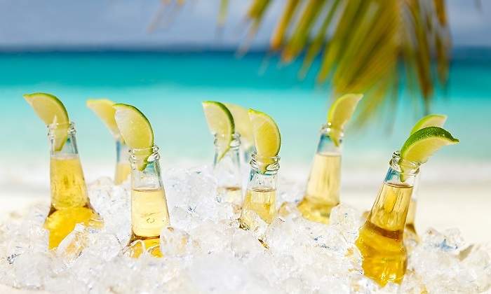 Un-gran-numero-de-cervezas-en-hielo-y-con-limon-iStock.jpg