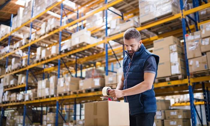 trabajador-autonomo-embala-cajas-almacen-dreamstime.jpg