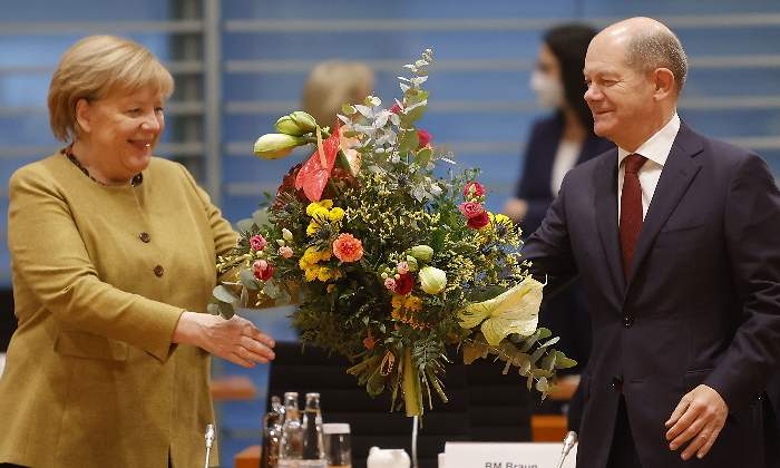 Scholz-Merkel-Efe.jpg