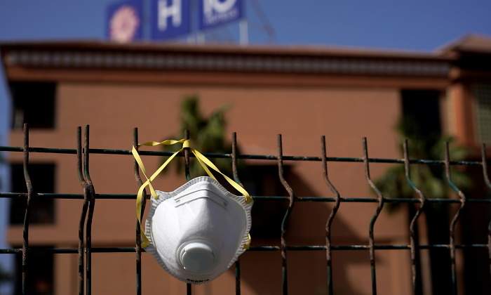 coronavirus-mascarilla-colgada-hotel-reuters.jpg