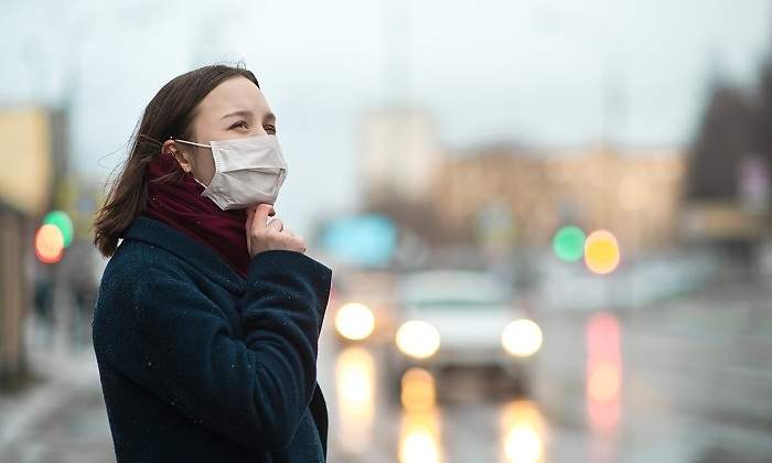 Mujer-con-mascarilla-iStock.jpg