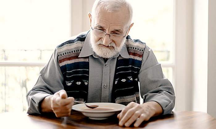 abuelo-mayor-sopa-solo-770-istock.jpg