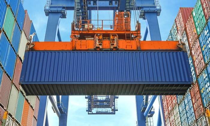 Contenedores de mercancas en un puerto