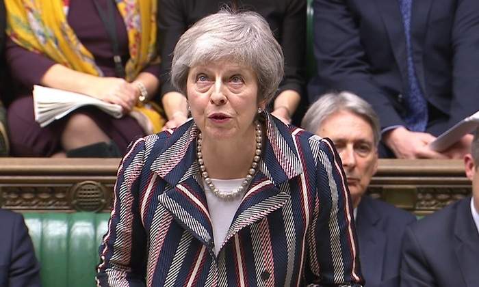 theresa-may-mira-cielo-reuters-770x420.jpg