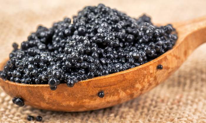 770x420-caviar-cuchara-comida.jpg