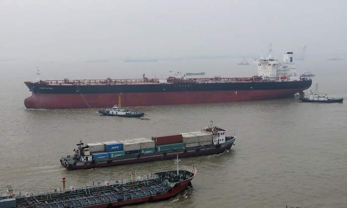 petroleo-buque-puerto.jpg