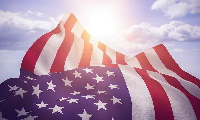 eeuu-bandera-cielo-dreamstime.jpg