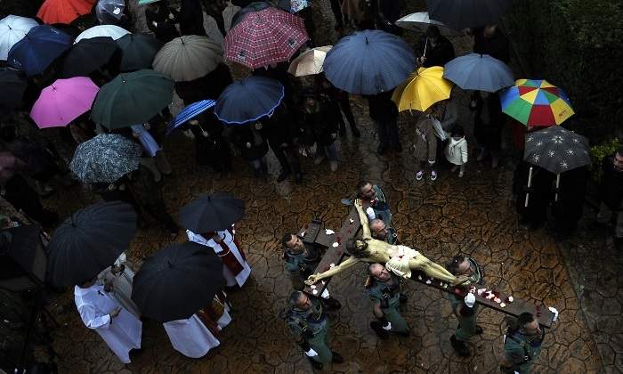 semana-santa-lluvia-paraguas-reuters.jpg