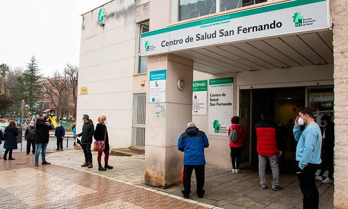Cola-en-el-centro-de-Salud-de-San_fernando_badajoz.jpg