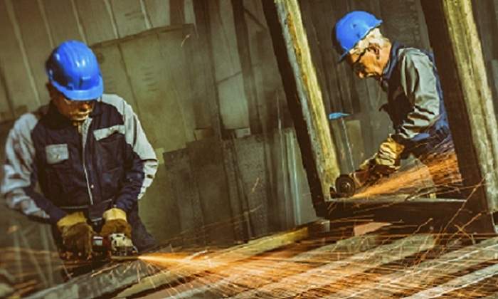 Obreros-del-metal-trabajando-Istock-770-x-420.jpg