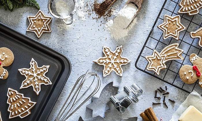 Diferentes-moldes-y-galletas-de-Navidad-iStock.jpg