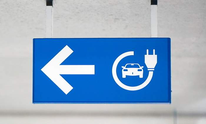 cartel-coche-electrico-dreamstime.jpg