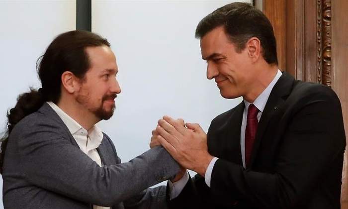 pablo-iglesias-pedro-sanchez-firma-acuerdo-gobierno-30diciembre2019-efe.jpg