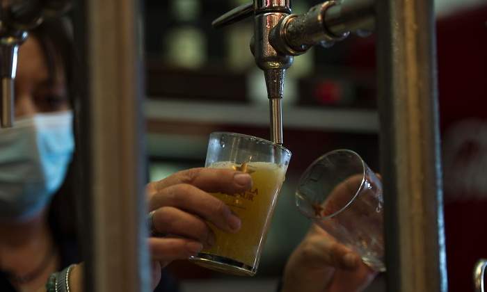 camarera-tira-dos-canas-cerveza-bar-barcelona-getty.jpg
