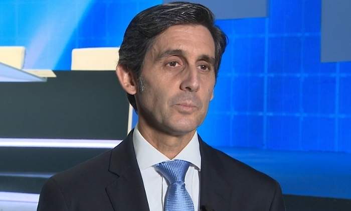 alvarez-pallete-cerca-corbata-azul.jpg