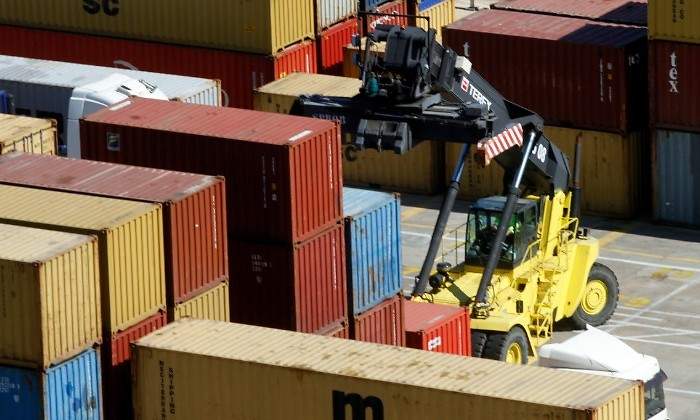 Maniobras de contenedores en el Puerto de Valencia GUILLERMO LUCAS