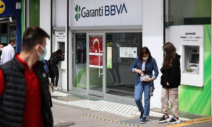 bbva-garanti-turquia-sucursal-ankara-personas-mascarillas-junio2021-getty-770x420.jpg