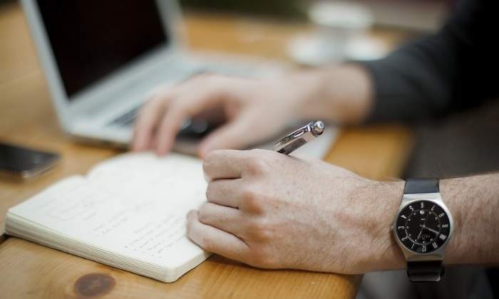 reloj-trabajador-libreta-teletrabajo-registro-horario-pixabay-770x420.jpg
