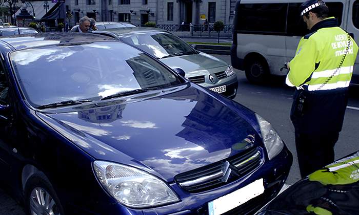 Agente-multa-vehiculo-NO.jpg
