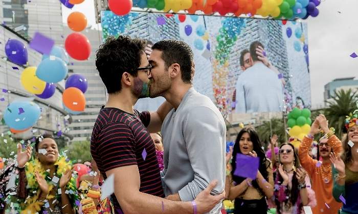 sense-8-miguel-angel-silvestre-beso.jpg