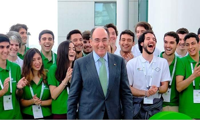 Ignacio-Galan-con-jovenes-1.jpg