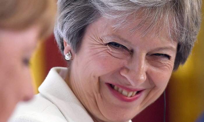 may-theresa-sonrie-efe.jpg