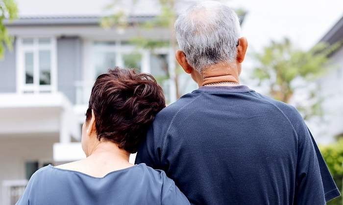 pensiones-matrimonio-mayor-pensativo.jpg