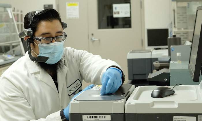 Un hombre trabaja en un laboratorio de Bristol Myers Squibb