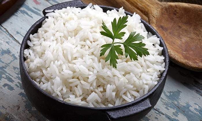 Un-recipiente-negro-lleno-de-arroz-iStock.jpg
