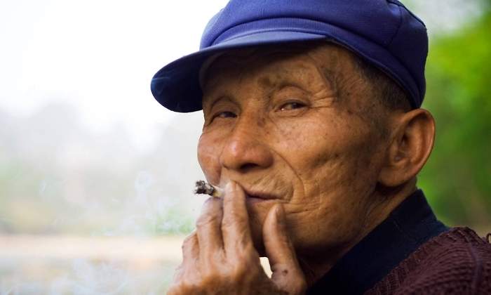 mayor-chino-fumando-alamy.jpg