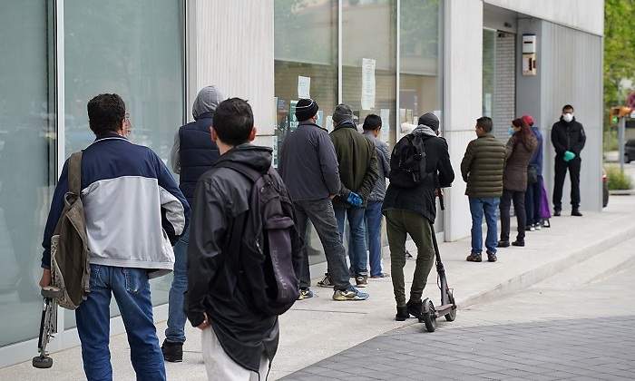 Colas-para-recibir-alimentos-fundacion-lacaixa.jpg