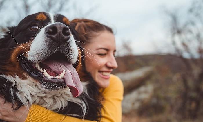 Duena-abrazando-a-su-perro-iStock.jpg