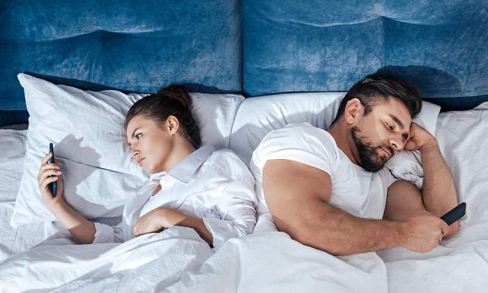 770x420-uso-moviles-en-la-cama-dreamstime.jpg
