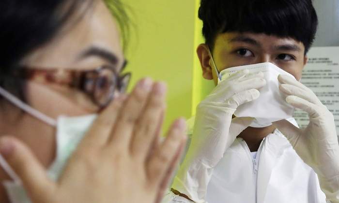 mascarilla-ffp2-colocacion-reuters.jpg