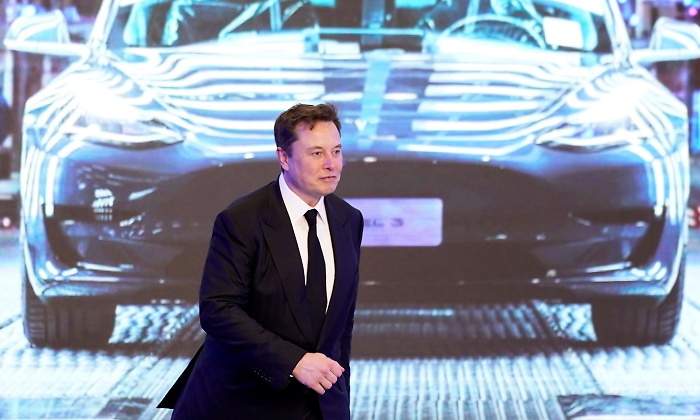 musk-tesla-pantalla-reuters.jpg